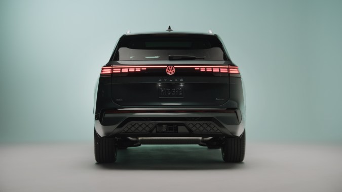 Vista trasera VW Atlas 2027 R-Line en Sacramento Green: luces LED iluminadas y diseño robusto del nuevo SUV familiar de Volkswagen.