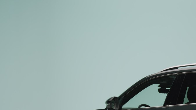 Perfil lateral VW Atlas 2027 R-Line Sacramento Green: elegante silueta del SUV tres filas con llantas negras y acabado premium.