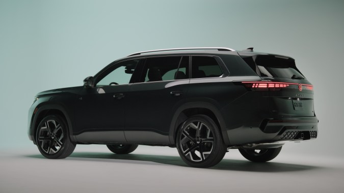 Perfil lateral VW Atlas 2027 R-Line Sacramento Green: elegante silueta del SUV tres filas con llantas negras y acabado premium.