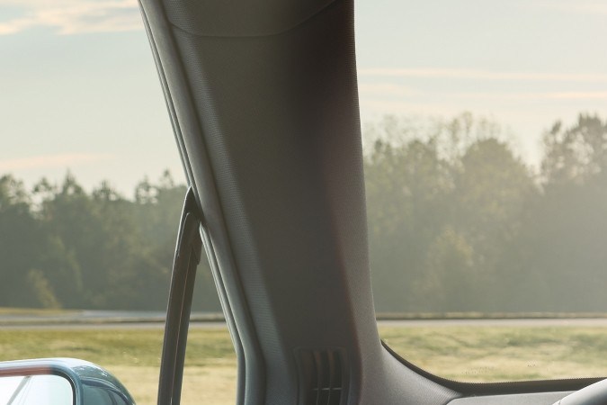 Interior de lujo del BMW iX: salpicadero y asientos en cuero rojo con pantalla curva y volante deportivo.