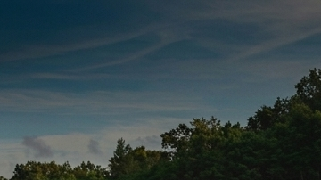 Imagen dividida comparando un SUV Jeep plateado en terreno de tierra y un SUV Toyota azul en una entrada de piedra.