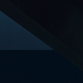 Toyotya BZ 2026 color azul en parking con puerto de carga