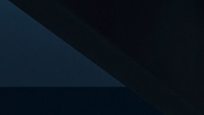 Toyotya BZ 2026 color azul en parking con puerto de carga