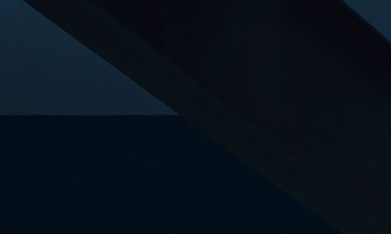 Toyotya BZ 2026 color azul en parking con puerto de carga