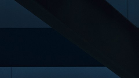 Toyotya BZ 2026 color azul en parking con puerto de carga