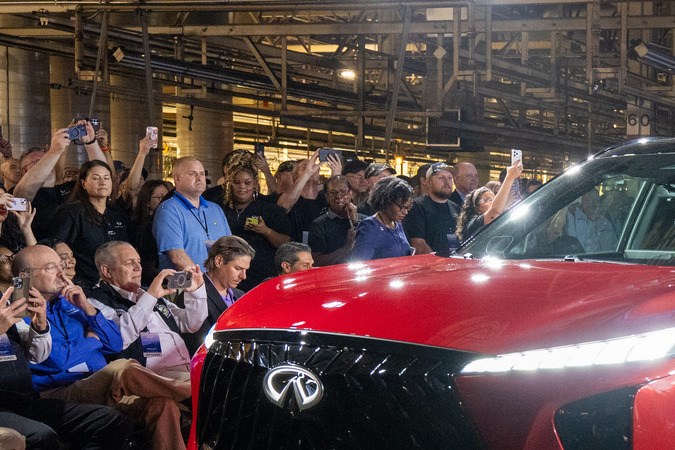 Infiniti QX65 2027 rojo durante presentación oficial, con diseño coupé SUV premium y frontal renovado