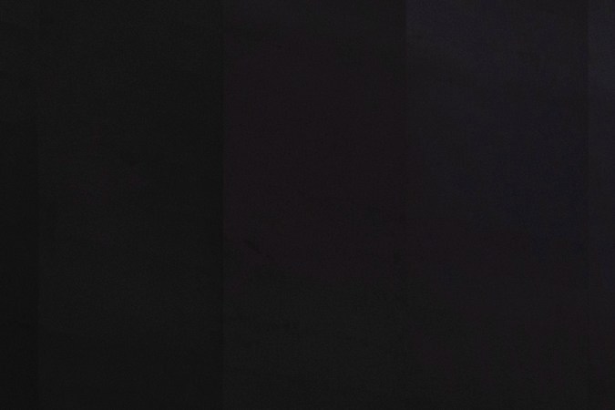 Dos pick-ups Toyota Hilux, una en gris y otra en amarillo, expuestas en el stand de Toyota del Brussels Motor Show 2026 con iluminación moderna.