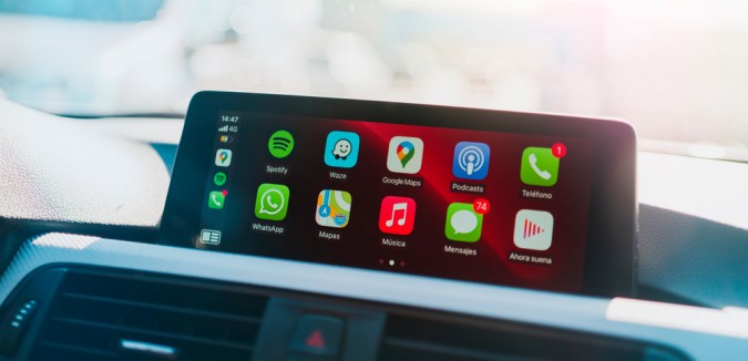 Detalles de las aplicaciones e iconos en la pantalla principal de Apple CarPlay en el salpicadero del coche moderno durante la conducción