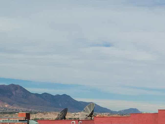 Paisaje urbano de calles en Colorado otoñal con árboles amarillos y tráfico, contexto para nuevo sistema de multas por exceso de velocidad