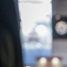 Pantalla central de auto mostrando diagrama híbrido de tren motriz: interior de vehículo con sistema de infoentretenimiento destacando tecnología híbrida.