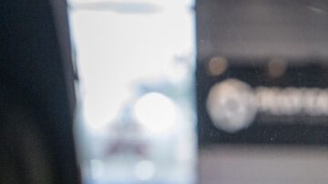 Pantalla central de auto mostrando diagrama híbrido de tren motriz: interior de vehículo con sistema de infoentretenimiento destacando tecnología híbrida.