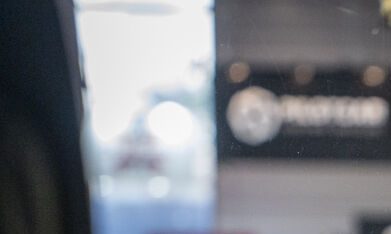 Pantalla central de auto mostrando diagrama híbrido de tren motriz: interior de vehículo con sistema de infoentretenimiento destacando tecnología híbrida.