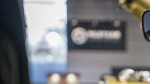 Pantalla central de auto mostrando diagrama híbrido de tren motriz: interior de vehículo con sistema de infoentretenimiento destacando tecnología híbrida.