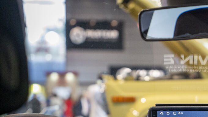 Pantalla central de auto mostrando diagrama híbrido de tren motriz: interior de vehículo con sistema de infoentretenimiento destacando tecnología híbrida.