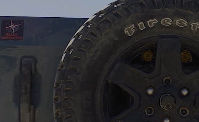 Llanta Firestone Destination montada como rueda de repuesto en una pickup, detalle de neumático todoterreno