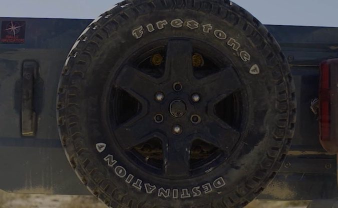Llanta Firestone Destination montada como rueda de repuesto en una pickup, detalle de neumático todoterreno