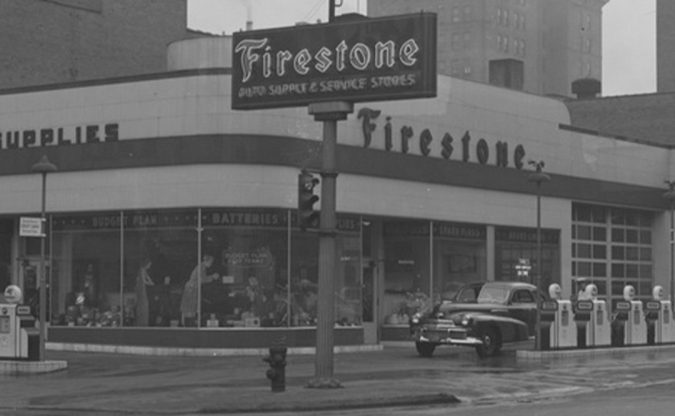 Antigua tienda Firestone en fotografía histórica, imagen de los primeros años de la marca en Estados Unidos.
