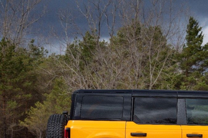 Ford Bronco Wildtrak 2026 amarillo naranja en perfil lateral todoterreno