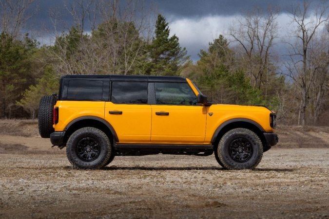 Ford Bronco Wildtrak 2026 amarillo naranja en perfil lateral todoterreno