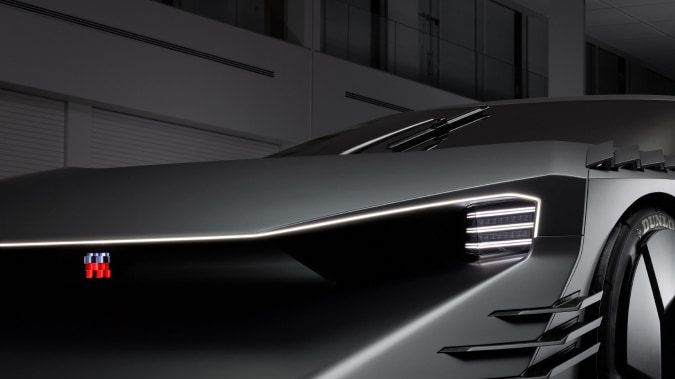 Nissan Hyper Force concepto deportivo futurista en vista frontal lateral, con carrocería aerodinámica y diseño inspirado en un GT-R eléctrico.