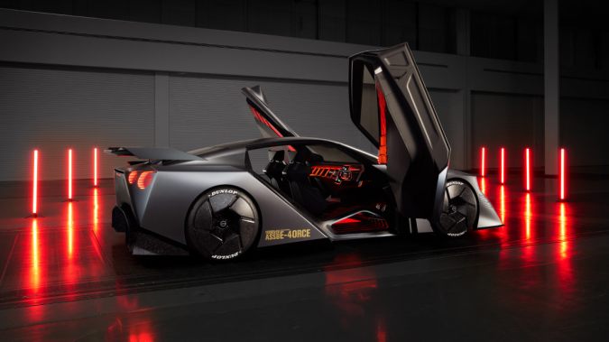 Nissan Hyper Force deportivo eléctrico conceptual en garaje oscuro, con puertas tipo tijera y detalles aerodinámicos agresivos.