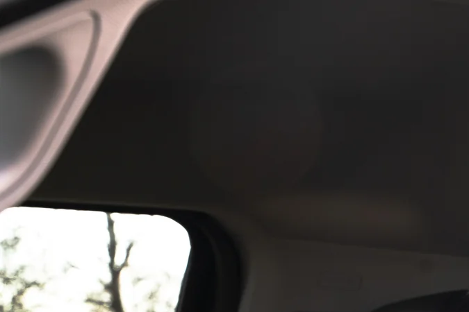 Interior Ford F-150 Nitemare 2026 con asientos de cuero negro, detalles rojos y emblemas Nitemare.