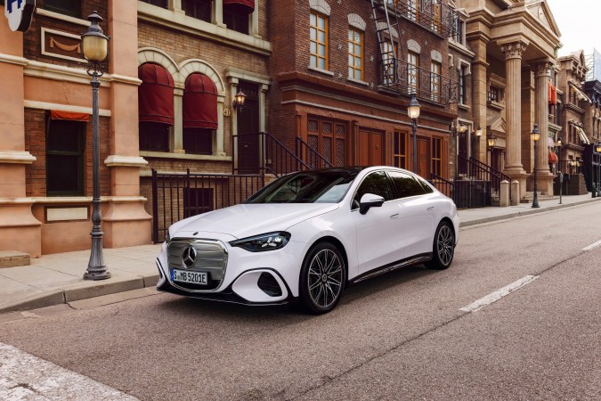 Mercedes-Benz Clase C 2027 llega con un diseño retro pero futurista