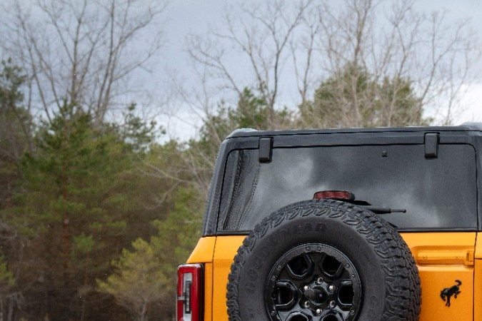 Ford Bronco Wildtrak 2026 vista trasera en color naranja con llanta de repuesto