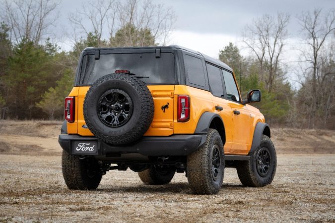Ford Bronco Wildtrak 2026 vista trasera en color naranja con llanta de repuesto