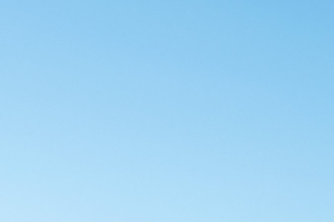 Mercedes GLE 2027 plateado en movimiento por carretera de curvas con paisaje montañoso al fondo