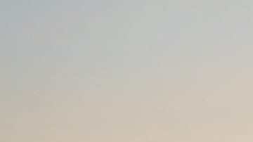 Evento Stellantis The Club con Fiat, Jeep, Dodge y RAM en exhibición al aire libre al atardecer