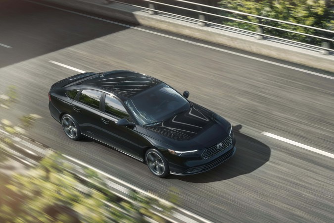 Honda Accord SE negro 2026 en movimiento - Vista aérea del sedán mediano deportivo