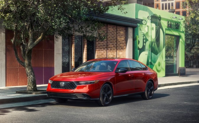 Honda Accord Sport-L rojo 2023 estacionado en calle urbana - Sedán mediano elegante