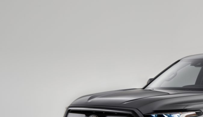 Toyota Tundra 2024 SX Package gris en estudio, pickup de tamaño completo mostrando frontal imponente, luces LED y diseño robusto para trabajo pesado.