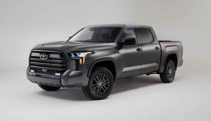Toyota Tundra 2024 SX Package gris en estudio, pickup de tamaño completo mostrando frontal imponente, luces LED y diseño robusto para trabajo pesado.