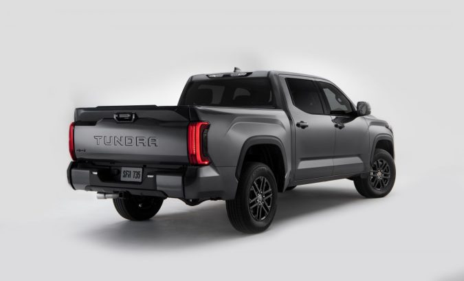 Vista trasera de Toyota Tundra 2024 gris Magnetic Gray, paquete SX, pickup de tamaño completo mostrando diseño robusto y caja de carga amplia.