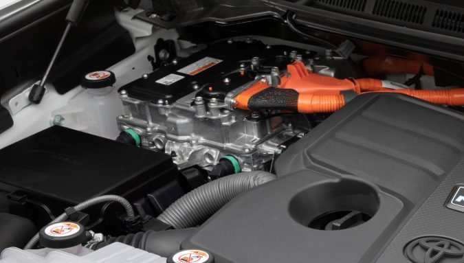 Motor i-FORCE MAX híbrido de Toyota Tundra 2024 con sistema de cables naranjas bajo el capó