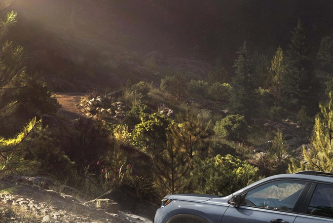 Honda Pilot TrailSport 2026 azul atravesando río en terreno rocoso todoterreno