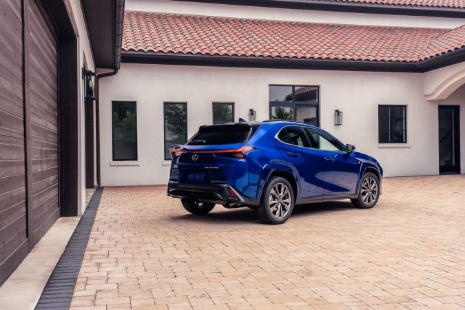 Lexus UX 300h 2026.