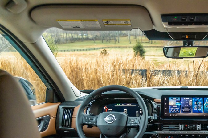 Interior Nissan Pathfinder 2026 con asientos en cuero beige y pantalla táctil central