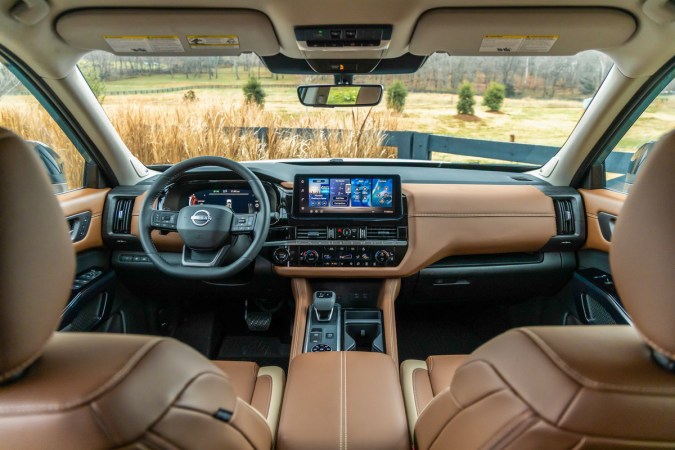 Interior Nissan Pathfinder 2026 con asientos en cuero beige y pantalla táctil central