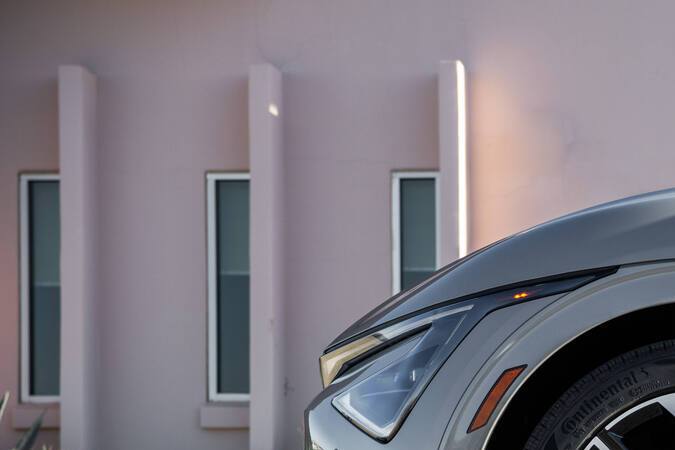 Detalle de llanta y rueda Kia EV6 2026 con diseño negro brillante