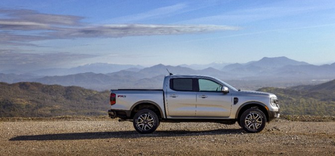 Ford Ranger Lariat color plata estacionada en paisaje montañoso, vehículo incluido en la revisión por asientos defectuosos.