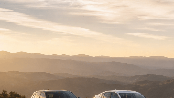 Grupo de autos híbridos deportivos y familiares, incluyendo Ferrari, Corvette, McLaren, BMW y Toyota Prius, estacionados en mirador de montaña al atardecer.