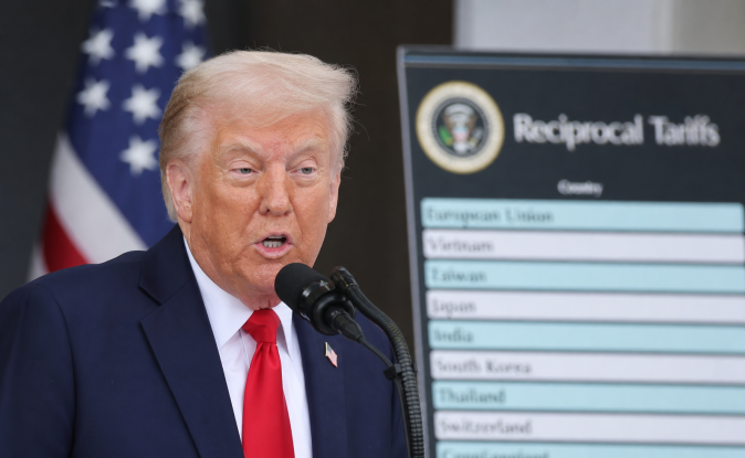 Donald Trump anuncia arancel del 25% a autos de la Unión Europea en conferencia sobre aranceles recíprocos