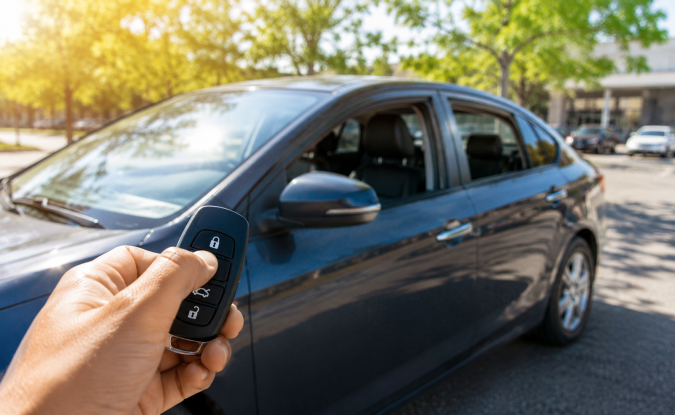 Auto con con ventanas abiertas estacionado en un parqueadero