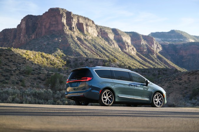 Chrysler Pacifica 2027 llega más barata y con mayor tecnología