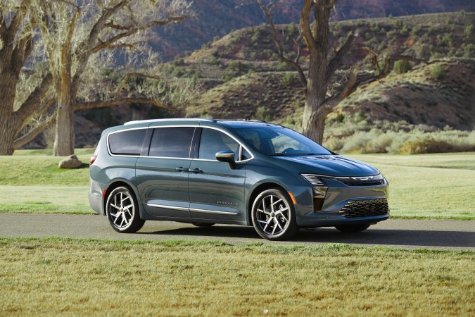Chrysler Pacifica 2027 llega más barata y con mayor tecnología