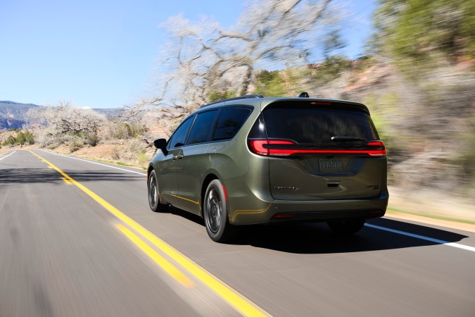 Chrysler Pacifica 2027 llega más barata y con mayor tecnología