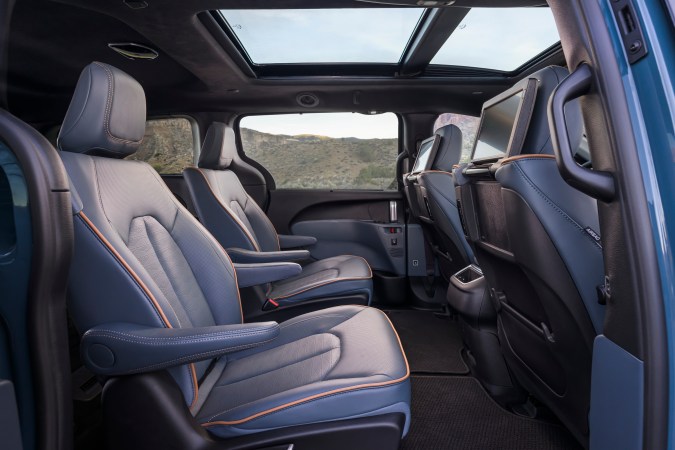 Chrysler Pacifica 2027 llega más barata y con mayor tecnología
